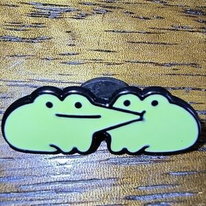 Women’s Jewelry Cute Green Frogs with One Biting the Others Face Enamel Pin